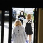 24.04.2020 Kielce. Liceum Ogólnokształcące im. Józefa Piłsudskiego. Świadectwa maturalne / Jarosław Kubalski / Radio Kielce