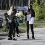 24.04.2020 Kielce. Liceum Ogólnokształcące im. Józefa Piłsudskiego. Świadectwa maturalne / Jarosław Kubalski / Radio Kielce