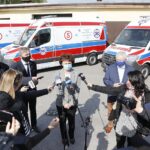 29.04.2020 Kielce. Świętokrzyskie Centrum Ratownictwa Medycznego i Transportu Sanitarnego. Nowe karetki. Konferencja prasowa. Od lewej wojewoda Zbigniew Koniusz, dyrektor ŚCRMiTS Marta Solnica i poseł Krzysztof Lipiec / Jarosław Kubalski / Radio Kielce