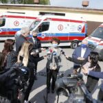 29.04.2020 Kielce. Świętokrzyskie Centrum Ratownictwa Medycznego i Transportu Sanitarnego. Nowe karetki. Konferencja prasowa. Od lewej wojewoda Zbigniew Koniusz, dyrektor ŚCRMiTS Marta Solnica i poseł Krzysztof Lipiec / Jarosław Kubalski / Radio Kielce