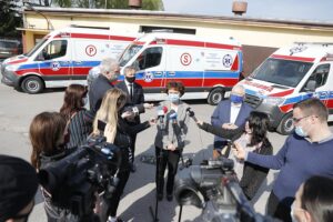 29.04.2020 Kielce. Świętokrzyskie Centrum Ratownictwa Medycznego i Transportu Sanitarnego. Nowe karetki. Konferencja prasowa. Od lewej wojewoda Zbigniew Koniusz, dyrektor ŚCRMiTS Marta Solnica i poseł Krzysztof Lipiec / Jarosław Kubalski / Radio Kielce