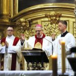 11.04.2020 Kielce. Liturgia Wigilii Paschalnej w katedrze. Na zdjęciu: biskup Jan Piotrowski / Jarosław Kubalski / Radio Kielce