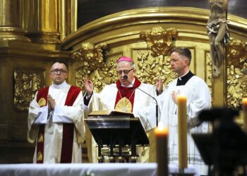 11.04.2020 Kielce. Liturgia Wigilii Paschalnej w katedrze. Na zdjęciu: biskup Jan Piotrowski / Jarosław Kubalski / Radio Kielce