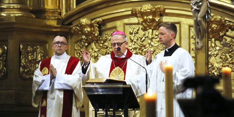 11.04.2020 Kielce. Liturgia Wigilii Paschalnej w katedrze. Na zdjęciu: biskup Jan Piotrowski / Jarosław Kubalski / Radio Kielce