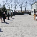 12.04.2020 Kielce. Msza św. na terenie koszar Wojsk Obrony Terytorialnej przy ulicy Mielczarskiego. Od lewej: przewodniczący sejmiku Andrzej Pruś, poseł Krzysztof Lipiec, wojewoda Zbigniew Koniusz, dowódca 10. Świętokrzyskiej Brygady Obrony Terytorialnej płk Grzegorz Motak i ks. ppłk. Grzegorz Kamiński / Jarosław Kubalski / Radio Kielce