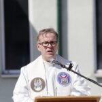 12.04.2020 Kielce. Msza św. na terenie koszar Wojsk Obrony Terytorialnej przy ulicy Mielczarskiego. ks. ppłk. Grzegorz Kamiński / Jarosław Kubalski / Radio Kielce