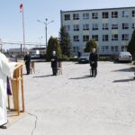 12.04.2020 Kielce. Msza św. na terenie koszar Wojsk Obrony Terytorialnej przy ulicy Mielczarskiego. Ks. ppłk. Grzegorz Kamiński, przewodniczący sejmiku Andrzej Pruś, poseł Krzysztof Lipiec, wojewoda Zbigniew Koniusz, dowódca 10. Świętokrzyskiej Brygady Obrony Terytorialnej płk Grzegorz Motak / Jarosław Kubalski / Radio Kielce