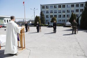 12.04.2020 Kielce. Msza św. na terenie koszar Wojsk Obrony Terytorialnej przy ulicy Mielczarskiego. Ks. ppłk. Grzegorz Kamiński, przewodniczący sejmiku Andrzej Pruś, poseł Krzysztof Lipiec, wojewoda Zbigniew Koniusz, dowódca 10. Świętokrzyskiej Brygady Obrony Terytorialnej płk Grzegorz Motak / Jarosław Kubalski / Radio Kielce