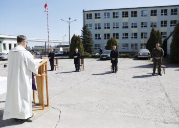 12.04.2020 Kielce. Msza św. na terenie koszar Wojsk Obrony Terytorialnej przy ulicy Mielczarskiego. Ks. ppłk. Grzegorz Kamiński, przewodniczący sejmiku Andrzej Pruś, poseł Krzysztof Lipiec, wojewoda Zbigniew Koniusz, dowódca 10. Świętokrzyskiej Brygady Obrony Terytorialnej płk Grzegorz Motak / Jarosław Kubalski / Radio Kielce