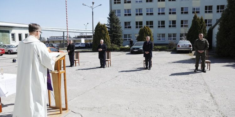 12.04.2020 Kielce. Msza św. na terenie koszar Wojsk Obrony Terytorialnej przy ulicy Mielczarskiego. Ks. ppłk. Grzegorz Kamiński, przewodniczący sejmiku Andrzej Pruś, poseł Krzysztof Lipiec, wojewoda Zbigniew Koniusz, dowódca 10. Świętokrzyskiej Brygady Obrony Terytorialnej płk Grzegorz Motak / Jarosław Kubalski / Radio Kielce