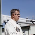 12.04.2020 Kielce. Msza św. na terenie koszar Wojsk Obrony Terytorialnej przy ulicy Mielczarskiego. ks. ppłk. Grzegorz Kamiński / Jarosław Kubalski / Radio Kielce