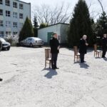 12.04.2020 Kielce. Msza św. na terenie koszar Wojsk Obrony Terytorialnej przy ulicy Mielczarskiego. 12.04.2020 Kielce. Msza św. na terenie koszar Wojsk Obrony Terytorialnej przy ulicy Mielczarskiego. Od lewej: ppłk Piotr Gadomski, przewodniczący sejmiku Andrzej Pruś, poseł Krzysztof Lipiec, wojewoda Zbigniew Koniusz, dowódca 10. Świętokrzyskiej Brygady Obrony Terytorialnej płk Grzegorz Motak / Jarosław Kubalski / Radio Kielce