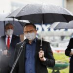 25.04.2020 Kielce. Poseł SLD Andrzej Szejna podczas konferencji prasowej. Z tyłu kandydat na prezydenta RP Robert Biedroń i przewodniczący SLD Włodzimierz Czarzasty / Jarosław Kubalski / Radio Kielce