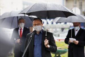 25.04.2020 Kielce. Poseł SLD Andrzej Szejna podczas konferencji prasowej. Z tyłu kandydat na prezydenta RP Robert Biedroń i przewodniczący SLD Włodzimierz Czarzasty / Jarosław Kubalski / Radio Kielce