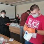 19.04.2020. Mieszkańcy Zawichostu i Koprzywnicy szyją maseczki. Na zdjęciu (po lewej): Aleksandra Klubińska - burmistrz Koprzywnicy / Grażyna Szlęzak-Wójcik / Radio Kielce