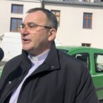03.04.2020. Sandomierz. Caritas Diecezji Sandomierskiej przekazuje paczki. Na zdjęciu: Ks. Bogusław Pitucha - dyrektor Caritas Diecezji Sandomierskiej / Grażyna Szlęzak-Wójcik / Radio Kielce