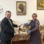 08.04.2020. Sandomierz. Caritas przekazuje żywność potrzebującym. Od lewej: Ks. Bogusław Pitucha -dyrektor Caritas Diecezji Sandomierskiej, Ewa Maziarz -kierownik schroniska dla bezdomnych kobiet w Rudniku nad Sanem / Grażyna Szlęzak-Wójcik / Radio Kielce