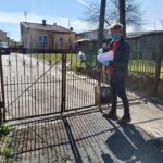 09.04.2020. Ćmielów. Roznoszenie maseczek ochronnych dla seniorów / Urząd Miasta i Gminy Ćmielów