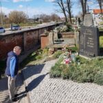 10.04.2020 Ostrowiec Świętokrzyski. Na zdjęciu senator Jarosław Rusiecki oddający hołd ofiarom Katynia i katastrofy smoleńskiej / archiwum prywatne