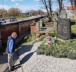 10.04.2020 Ostrowiec Świętokrzyski. Na zdjęciu senator Jarosław Rusiecki oddający hołd ofiarom Katynia i katastrofy smoleńskiej / archiwum prywatne