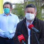 23.04.2020. Ostrowiec Świętokrzyski. Przekazanie środków ochrony dla tamtejszego hospicjum. Na zdjęciu Tomasz Andrzejewski - prezes Ekomedia ze Starachowic, za nim Zbigniew Duda - radny powiatowy / Emilia Sitarska / Radio Kielce