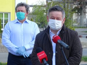 23.04.2020. Ostrowiec Świętokrzyski. Przekazanie środków ochrony dla tamtejszego hospicjum. Na zdjęciu Tomasz Andrzejewski - prezes Ekomedia ze Starachowic, za nim Zbigniew Duda - radny powiatowy / Emilia Sitarska / Radio Kielce