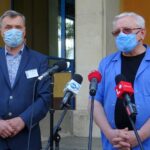 29.04.2020. Ostrowiec Św. Na zdjęciu (od lewej): Andrzej Gruza - dyrektor naczelny Zakładu Opieki Zdrowotnej w Ostrowcu Św., dr Adam Karolik - dyrektor ds. lecznictwa / Emilia Sitarska / Radio Kielce