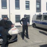 22.04.2020. Sandomierz. Sandomierscy harcerze przekazali maseczki policjantom i pracownikom DPS. Na zdjęciu (od lewej): / Picasa