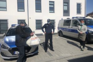 22.04.2020. Sandomierz. Sandomierscy harcerze przekazali maseczki policjantom i pracownikom DPS. Na zdjęciu (od lewej): / Picasa