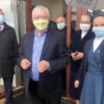 25.04.2020. Kurozwęki. DPS otrzymał płyn dezynfekujący i antybakteryjne mydło. Na zdjęciu (od lewej): Józef Żółciak - starosta staszowski, Krzysztof Lipiec - poseł PiS, siostra Barbara Ziółkowska - dyrektor DPS w Kurozwękach / Grażyna Szlęzak-Wójcik / Radio Kielce