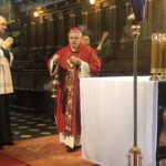 05.04.2020. Sandomierz. Bazylika katedralna. Mszę w Niedzielę Palmową sprawował biskup sandomierski Krzysztof Nitkiewicz. Z lewej: ks. Dariusz Sidor  sekretarz biskupa / Grażyna-Szlęzak-Wójcik / Radio Kielce