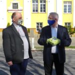 23.04.2020. Ostrowiec Świętokrzyski. Przekazanie środków ochrony dla tamtejszego hospicjum. Od lewej ks. Paweł Anioł - dyrektor hospicjum Dom Ulgi w Cierpieniu Jana Pawła II w Ostrowcu Świętokrzyskim, poseł Krzysztof Lipiec / Emilia Sitarska / Radio Kielce