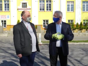 23.04.2020. Ostrowiec Świętokrzyski. Przekazanie środków ochrony dla tamtejszego hospicjum. Od lewej ks. Paweł Anioł - dyrektor hospicjum Dom Ulgi w Cierpieniu Jana Pawła II w Ostrowcu Świętokrzyskim, poseł Krzysztof Lipiec / Emilia Sitarska / Radio Kielce