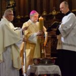 11.04.2020 Sandomierz. Wigilia Paschalna w katedrze. Na zdjęciu (od lewej): ks. Zygmunt Gil - proboszcz parafii katedralnej, biskup Krzysztof Nitkiewicz i ks. Dariusz Sidor - sekretarz biskupa ordynariusza / ks. Wojciech Kania