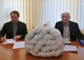 06.04.2020. Sandomierz. Przekazanie maseczek ochronnych. Na zdjęciu (od lewej): Marek Kos - dyrektor Szpitala Specjalistycznego w Sandomierzu i prof. Stanisław Adamczak / Grażyna-Szlęzak-Wójcik / Radio Kielce