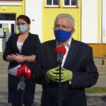 23.04.2020. Ostrowiec Świętokrzyski. Przekazanie środków ochrony dla tamtejszego hospicjum. Od lewej radna sejmiku Magdalena Zieleń, poseł Krzysztof Lipiec / Emilia Sitarska / Radio Kielce