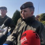 08.04.2020 Sandomierz. Poseł Marek Kwitek przekazuje przyłbice ochronne dla sandomierskich terytorialsów. Od lewej szer. Marcin Wolski,  ppłki Arkadiusz Nenutil dowódca 102 batalionu lekkiej piechoty w Sandomierzu / Grażyna Szlęzak-Wójcik / Radio Kielce