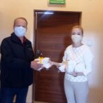 Starachowice. Maseczki i czepki szyte w OHP. Na zdjęciu ksiądz Dariusz Maciejczyk i Agnieszka Kuś, dyrektor OHP / Facebook/Agnieszka Kuś