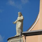 13.04.2020 Opatów. Wyremontowany fronton kościoła / Ojcowie bernardyni