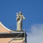 13.04.2020 Opatów. Wyremontowany fronton kościoła / Ojcowie bernardyni