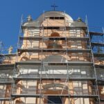 13.04.2020 Opatów. Wyremontowany fronton kościoła / Ojcowie bernardyni