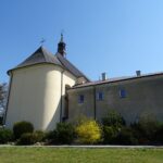 13.04.2020 Opatów. Wyremontowany fronton kościoła / Ojcowie bernardyni