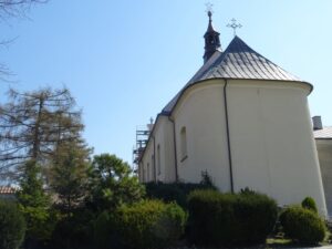 13.04.2020 Opatów. Wyremontowany fronton kościoła / Ojcowie bernardyni