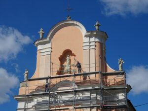 13.04.2020 Opatów. Wyremontowany fronton kościoła / Ojcowie bernardyni