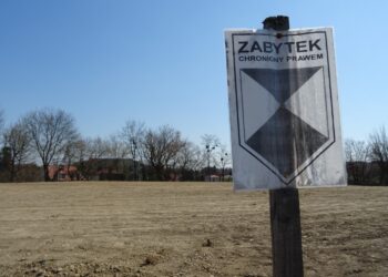 14.04.2020. Opatów. Zabytkowy teren należący do ojców bernardynów / Emilia Sitarska / Radio Kielce