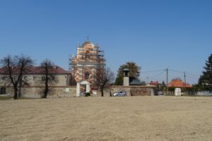 14.04.2020. Opatów. Zabytkowy teren należący do ojców bernardynów / Emilia Sitarska / Radio Kielce