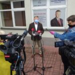 30.04.2020. Ostrowiec Świętokrzyski. Konferencja prasowa senatora Jarosława Rusieckiego. Na zdjęciu (w środku): Jarosław Rusiecki - senator PiS / Emilia Sitarska / Radio Kielce