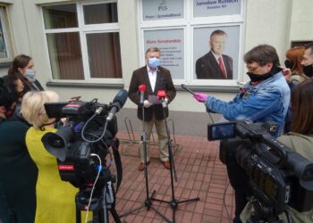 30.04.2020. Ostrowiec Świętokrzyski. Konferencja prasowa senatora Jarosława Rusieckiego. Na zdjęciu (w środku): Jarosław Rusiecki - senator PiS / Emilia Sitarska / Radio Kielce