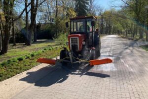 22.04.2020. Ostrowiec Świętokrzyski. Odkażanie parków / UM Ostrowiec Świętokrzyski