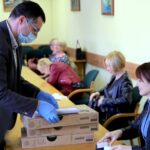 26.04.2020. Ostrowiec Św. Przekazanie laptopów dyrektorom szkół podstawowych / Emilia Sitarska / Radio Kielce